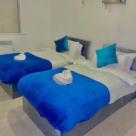 Apartment 2 Bedroom- Centre-sleeps 5- Ideal For Contractors, Working Professionals, Long Stays!