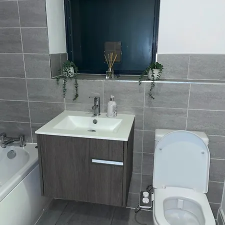2 Bedroom- Centre-sleeps 5- Ideal For Contractors, Working Professionals, Long Stays! Apartment