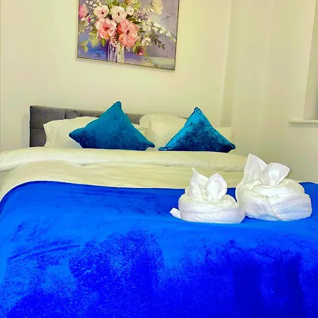 Apartment 2 Bedroom- Centre-sleeps 5- Ideal For Contractors, Working Professionals, Long Stays!