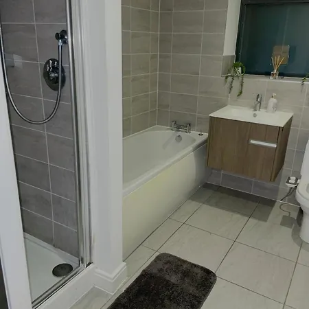 2 Bedroom- Centre-sleeps 5- Ideal For Contractors, Working Professionals, Long Stays! Birmingham