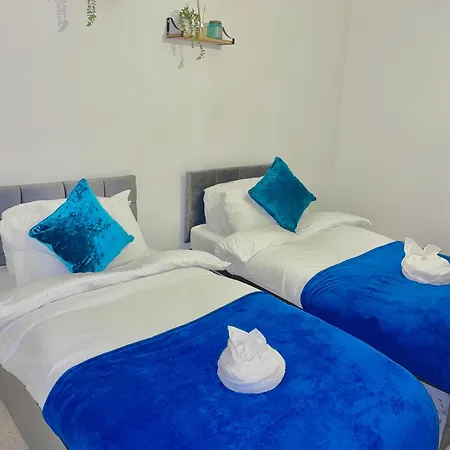 Apartment 2 Bedroom- Centre-sleeps 5- Ideal For Contractors, Working Professionals, Long Stays! *